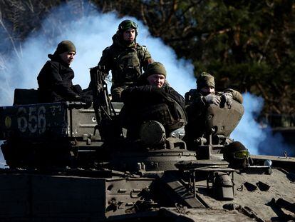 Militares ucranianos de la 1.ª Brigada Independiente de Tanques cerca de la ciudad de Vuhledar en primera línea