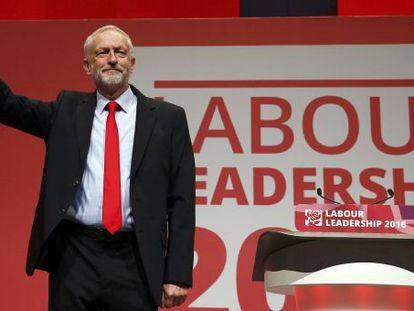 Jeremy Corbyn saluda a los miembros de su partido tras ser reelegido como l&iacute;der de los laboristas brit&aacute;nicos.  
