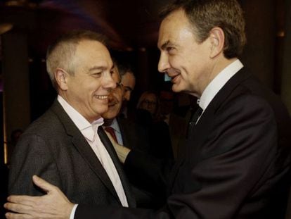 Navarro y Zapatero se saludan en la presentaci&oacute;n del libro del expresidente