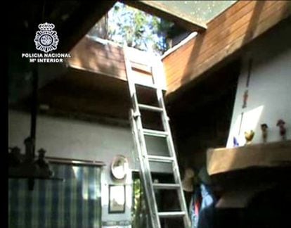 Tragaluz del tejado por el que los agentes entraron en el domicilio del preso fugado.