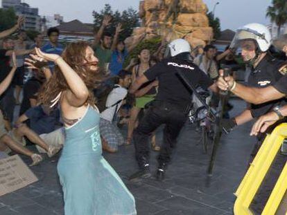 Agentes del cuerpo Nacional de Policía disuelven a los manifestantes del 15M que se habían concentrado en Palma de Mallorca, para protestar por el desalojo llevado a cabo la pasada noche en la plaza España de la capital balear.