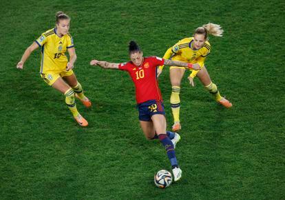 Jennifer Hermoso is pressured by the Swedish players.