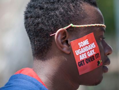 Un hombre se manifiesta a favor de los derechos homosexuales en Entebbe, en Uganda, en 2014