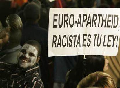 Un participante en la manifestación contra la Ley de Extranjería en la Puerta del Sol.