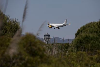 Un avión se aproxima a la pista del aeropuerto de El Prat sobrevolando una zona protegida de La Ricarda.