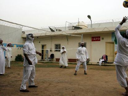 Militantes de Al Qaeda salidos de Guant&aacute;namo, en el centro en 2009.