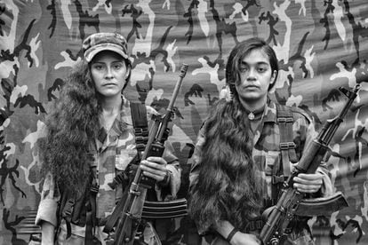 El fotógrafo Álvaro Ybarra Zavala expone en la escuela EFTI, de Madrid, una muestra de su proyecto 'Macondo', con el que busca retratar "las distintas memorias" del conflicto de Colombia. En la imagen, dos guerrilleras.