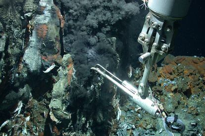 Exploración de una chimenea hidrotermal y las especies asociadas por científicos del Censo de la Vida Marina.