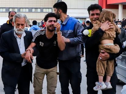 Familiares de las víctimas de las explosiones se reúnen en el exterior de un hospital en la ciudad de Kermán, el miércoles 3 de enero.