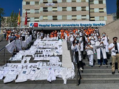 Sanitarios protestan el 6 de mayo en la puerta del hospital Gregorio Marañón por las oposiciones convocadas por la Comunidad de Madrid, en una imagen cedida por ellos.