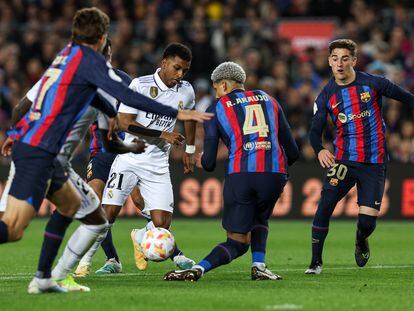 Rodrygo trata de zafarse de la defensa del Barça en el partido de Copa del Rey entre azulgranas y el Real Madrid el pasado abril.