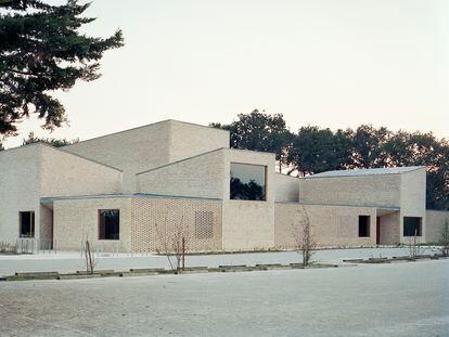 Centro Cultural Pierres Blanches en Saint-Jean-de-Boiseau, Francia. Obra del estudio de arquitectura RAUM.