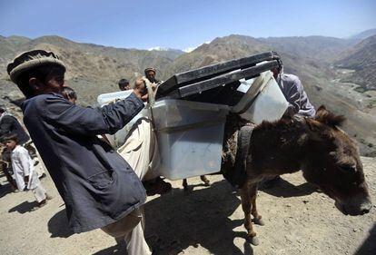 Caravanas de porteadores con decenas de burros cargados con las urnas recorren la región de Panshir, al norte de Kabul, para llegar a las aldeas inaccesibles por carretera y poder montar los centros electorales.