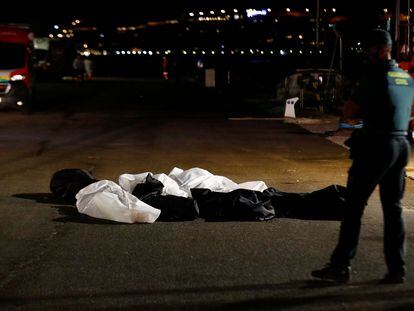 Los cuerpos de varias personas, en el puerto de Arguineguín, en Gran Canaria, la pasada madrugada.