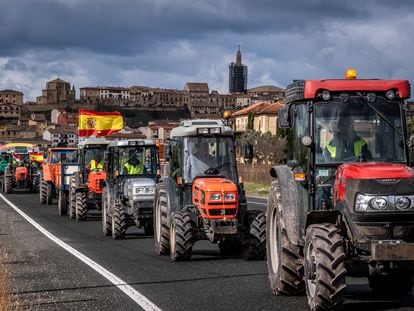 Agricultores y ganaderos salen a la carretera con sus tractores, este sábado en Briones, en La Rioja.