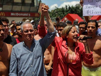 El padre y hermana del diputado venezolano Juan Requesens en una manifestación de apoyo en Caracas, Venezuela.
