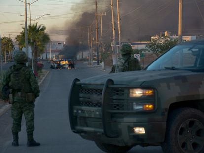 Elementos del Ejército mexicano resguardan una avenida en Culiacán, después de la detención de Ovidio Guzmán, el 5 de enero de 2023.