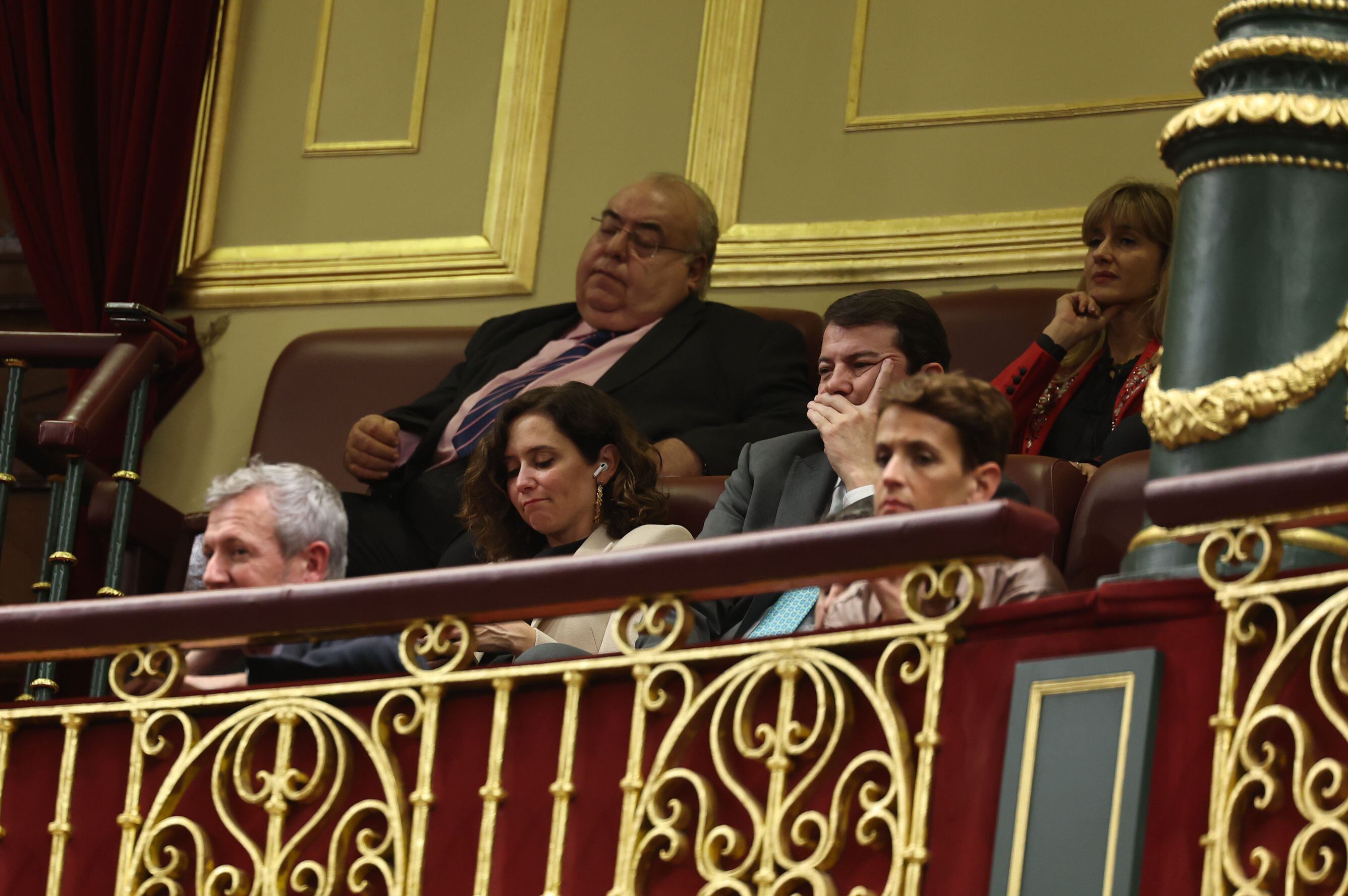 Isabel Díaz Ayuso, presidenta de la Comunidad de Madrid, y Alfonso Fernández Mañueco, presidente de Castilla y León, siguen la réplica de Alberto Núñez Feijóo al discurso de investidura de Pedro Sánchez. 