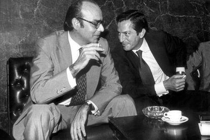 Fernando Abril Martorell, exvicepresidente económico, y el presidente del Gobierno, Adolfo Suárez, conversan animadamente en la cafetería del Congreso el 9 de septiembre de 1980, tras la remodelación del Gobierno.