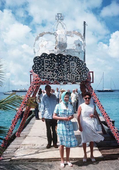 Isabel II y la princesa Margarita de Inglaterra en la isla de Mustique en enero de 1977.