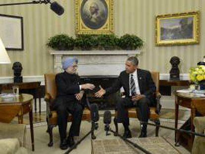 El presidente de Estados Unidos, Barack Obama (d), y el primer ministro de la India, Manmohan Singh (i), durante su reunión en el Despacho Oval en la Casa Blanca, en Washington DC, EE.UU..