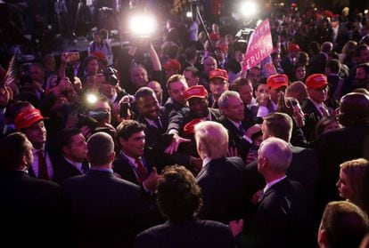 El presidente electo Donald Trump saluda a los asistentes tras su discurso de victoria