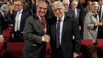 El empresario y expolítico Josep Sánchez Llibre (d), hoy junto a su antecesor Joaquim Gay de Montellà. 