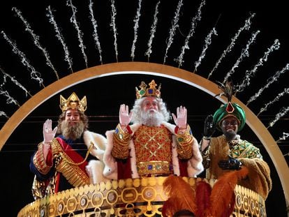 Los Reyes Magos de Oriente saludan este martes a su llegada a Madrid.