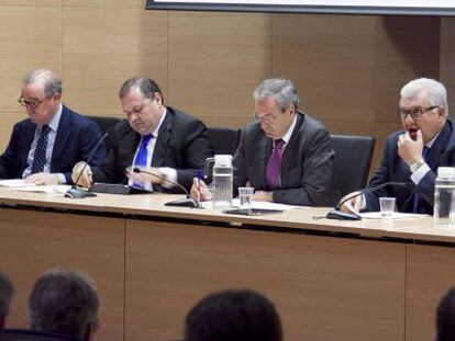 Crist&oacute;bal Navarro y Mois&eacute;s Jim&eacute;nez, en el centro, en la Asamblea de Coepa, ayer, en Alicante.