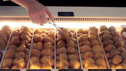 Los buñuelos del Lhardy, preparados por el pastelero Ricardo Vélez.