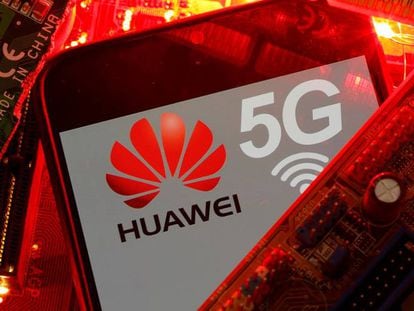 Un teléfono con el logo de Huawei y de la red 5G.