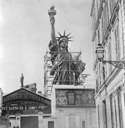 Estatua de la Libertad en París, preparada para su envío a Estados Unidos (1887).