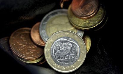 Monedas de euro con una de Grecia al frente.