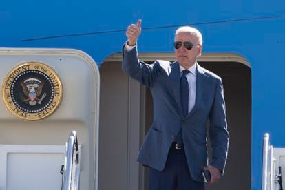 Joe Biden saluda antes de viajar a Irlanda del Norte, este martes.