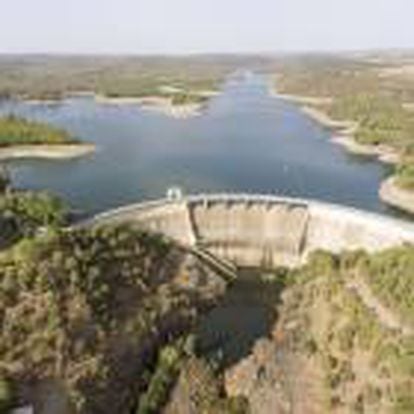 Embalse y presa de El Gergal en la localidad sevillana de Guillena.