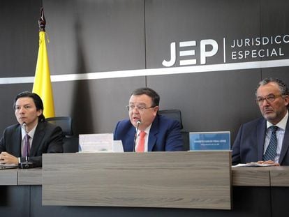Declaración del presidente de la JEP, magistrado Roberto Vidal, en el centro, el 20 de noviembre de 2023.