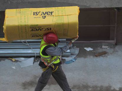 Un trabajador de la construcci&oacute;n, en Madrid. 