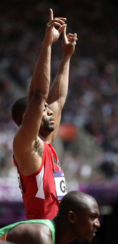 El estadounidense Tyson Gay se prepara para la competición de 100 metros.