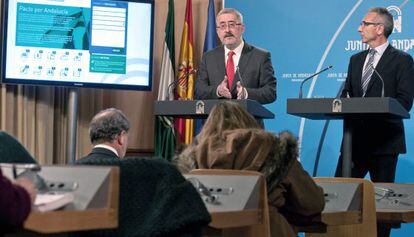 Antonio Ávila y Miguel Ángel Vázquez, ayer tras el Consejo de Gobierno.