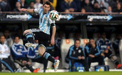Messi controla el balón durante el partido amistoso de Argentina ante Eslovenia