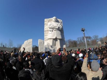 Gente se congrega ante el monumento en Washington al reverendo Martin Luther King. 