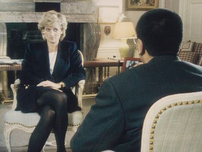 Diana de Gales y Martin Bashir en un momento de la entrevista en el programa 'Panorama' de la BBC, en 1995.