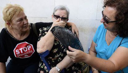 Rosa Mart&iacute;nez, en el centro, est&aacute; a punto de perder su vivienda. A la izquierda, la activista Liliana Moreno.