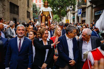 Los socios de gobierno en Barcelona, Jaume Collboni, Ada Colau y Jordi Martí, y Ernest Maragall (de ERC), durante el paseíllo de autoridades de las fiestas de la Mercè del pasado septiembre.