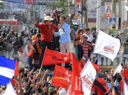 Nasralla y Zelaya durante la protesta de este domingo en Honduras