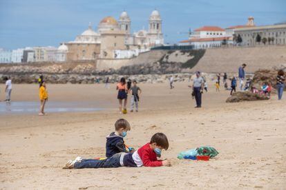 Niños y familias en una playa de Cádiz.