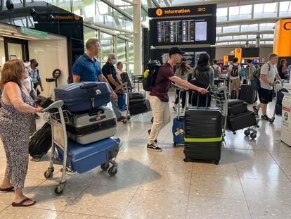 Viajeros en el aeropuerto de Heathrow, el pasado 13 de julio.