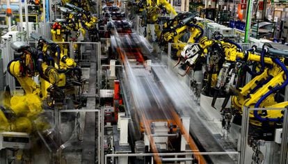 Robots en la línea de montaje de la planta de Seat en Martorell (Barcelona).
