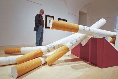 El artista Hans Haacke, en el Museo Reina Sofía, contempla una de sus obras dentro de su exposición 'Castillos en el aire' que critica, entre otras cosas, la burbuja inmobiliaria en España.
