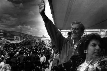 Mario Vargas Llosa, en un mitin de la campaña a las elecciones legislativas de Perú en 1990.